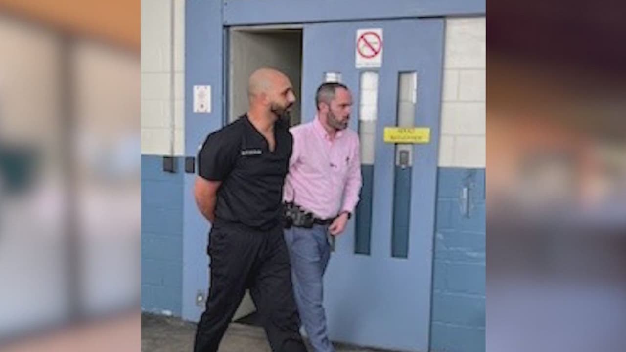 Lo acusan de grabar en secreto a una paciente de 16 años mientras se cambiaba