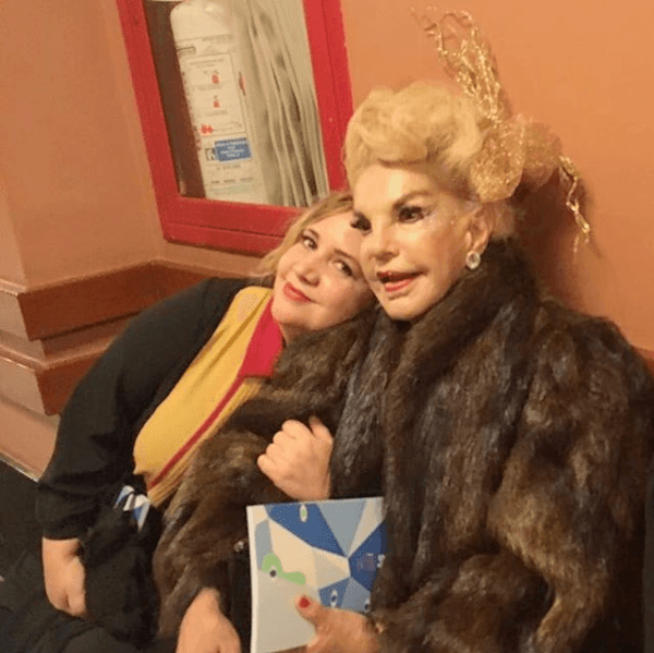 Cuevas (en la foto con Wanda Seux) explicó que tras el 
<b><a href="https://www.univision.com/famosos/reportan-que-la-exvedette-wanda-seux-fue-hospitalizada-por-un-infarto-cerebral-fotos">infarto cerebral que sufrió </a></b>el jueves 3 de octubre, la artista permanece conectada a aparatos que le ayudan a respirar y alimentarse.