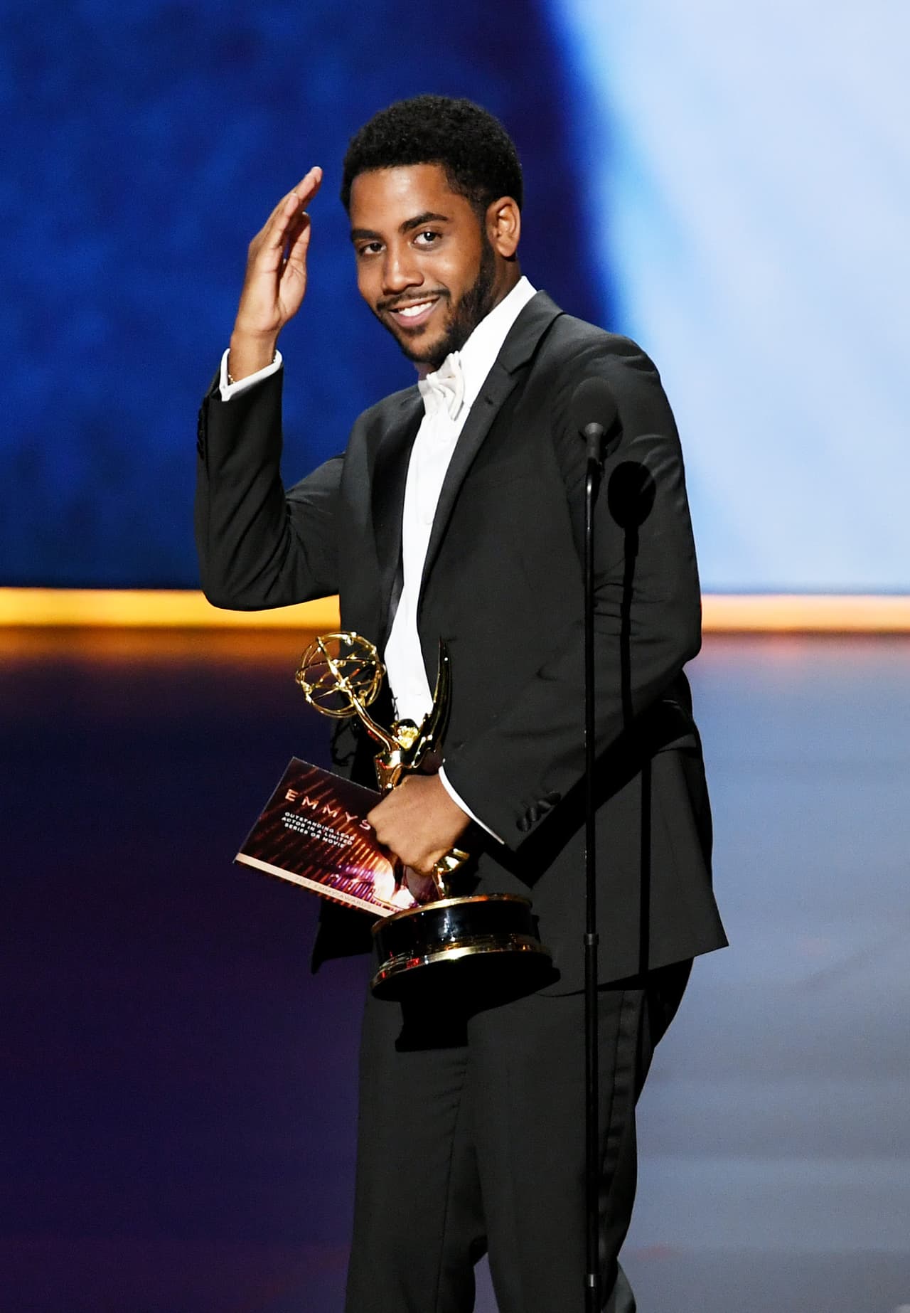 <b>7 - </b>El joven afrodominicano Jharrel Jerome conquistó el Emmy al Mejor actor principal en una miniserie por 'When They See Us'. "Me siento como si debiera estar ahora mismo en El Bronx relajado", comentó al subir al escenario y acto seguido añadió: "Pero estoy ahora enfrente de los que me inspiraron".