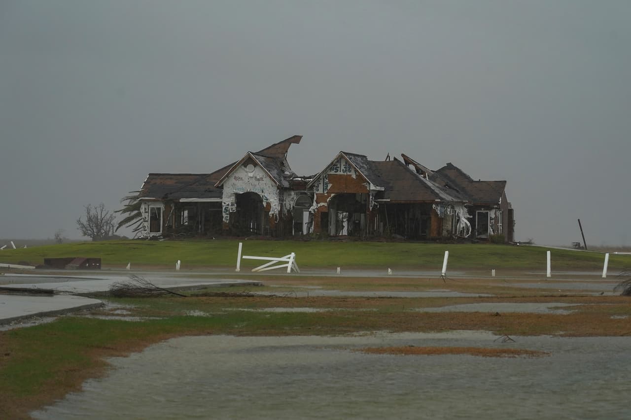 Una casa en ruinas debido a Laura recibe, poco más de un mes después,
<b>el fuerte impacto de Delta que ha movilizado a los residentes a lo largo de la costa norte del Golfo de México.</b>
<br>