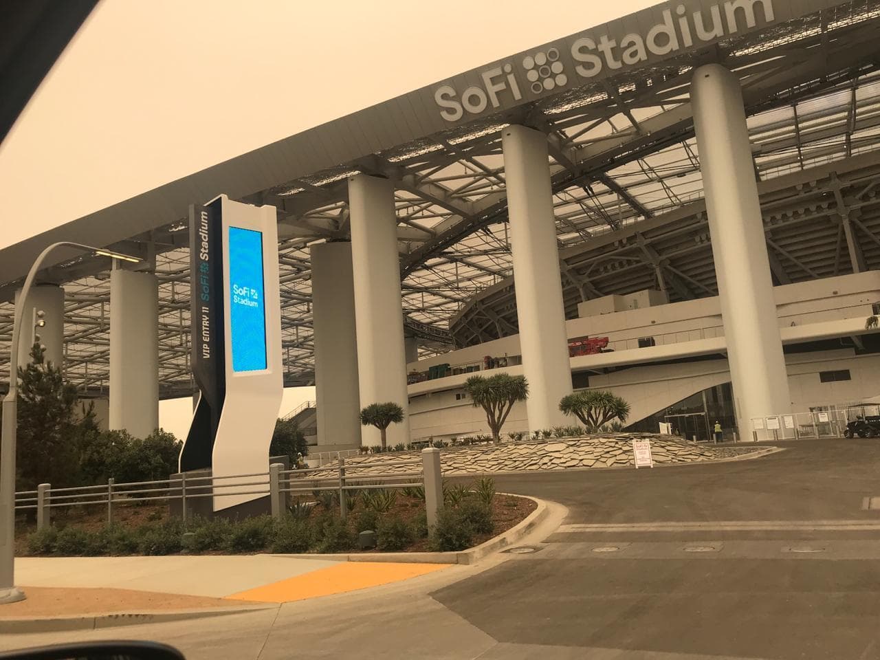 La nueva casa para los Rams y para los Chargers esta lista y es simplemente hermosa.