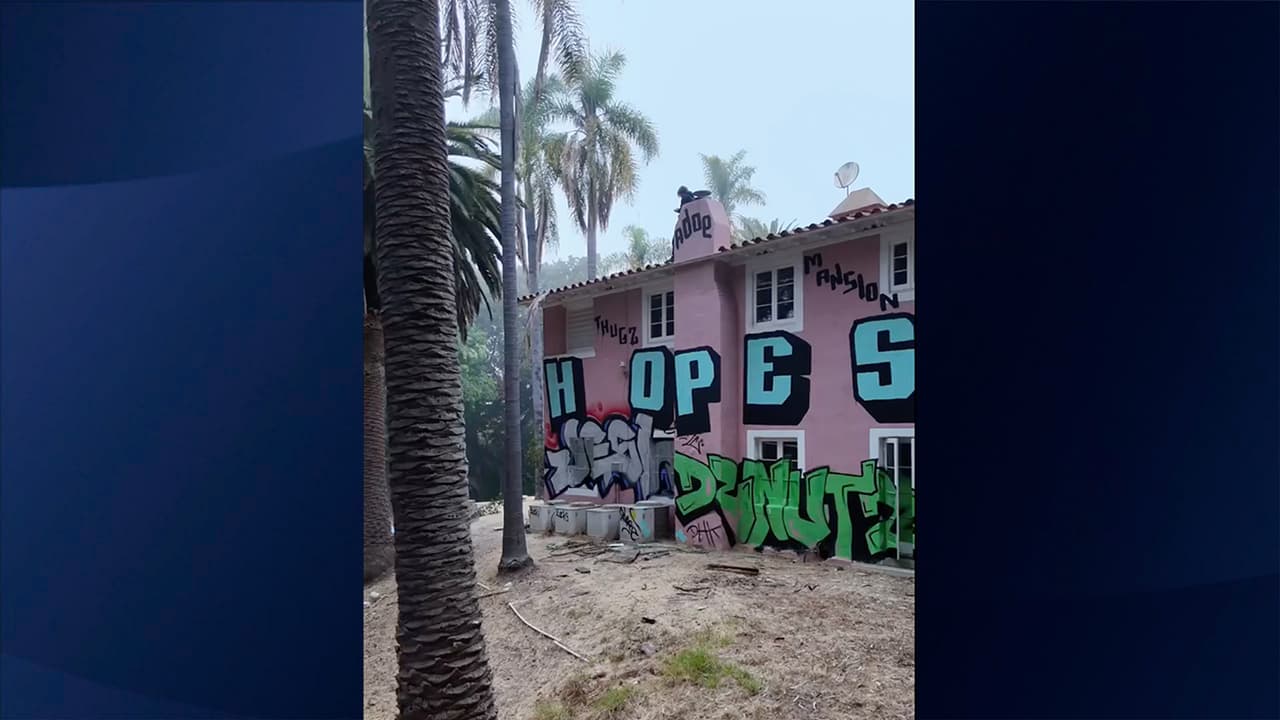 Este caso en Bel Air no es el único. Dos mansiones en Hollywood Hills, propiedad de John Powers Middleton, también han sido blanco de vandalismo en las últimas semanas. Middleton se ha disculpado públicamente por el estado de las propiedades.