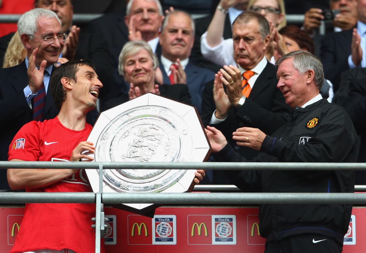 Neville fue capitán del equipo que dirigió Ferguson durante muchos años y su voz en la cancha era la instrucción del escocés en el banquillo.