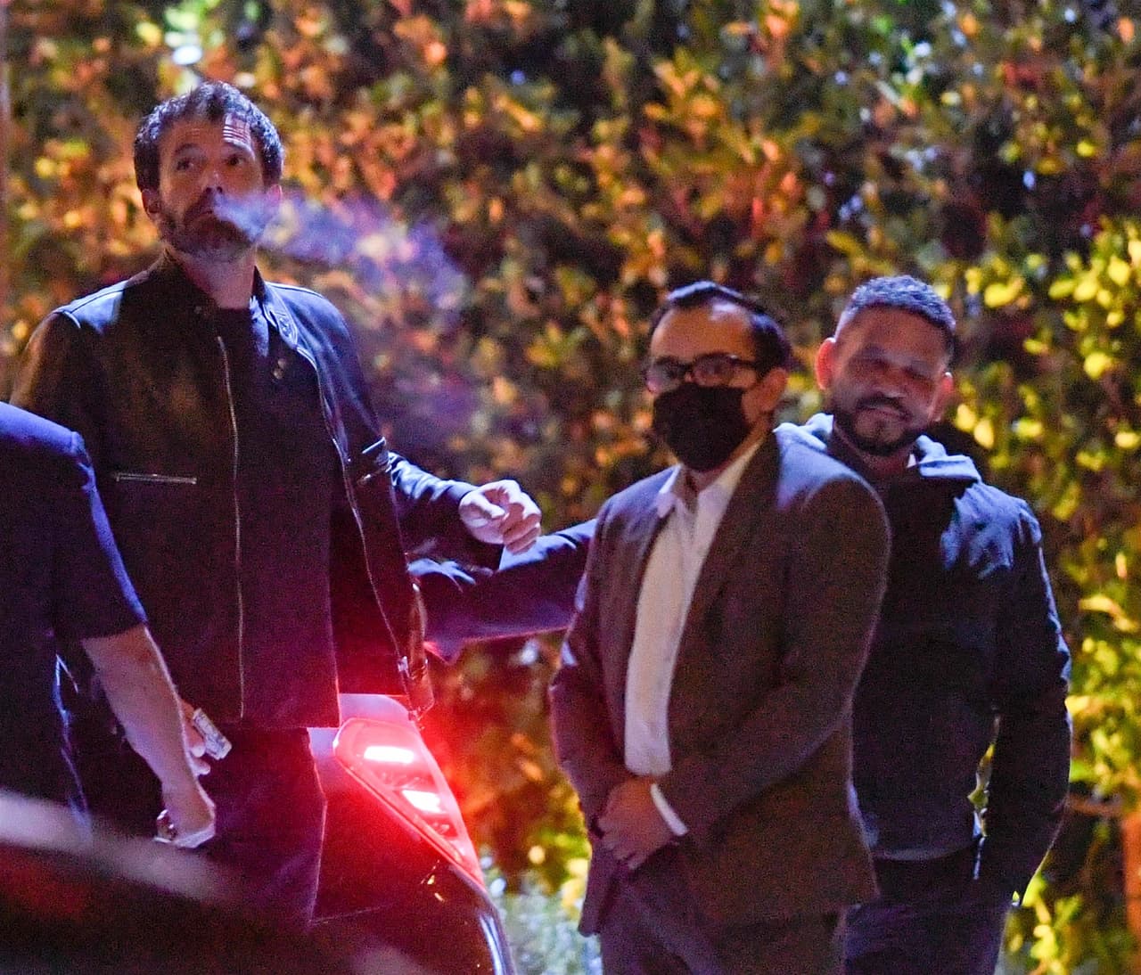 "Él se mezclaba bien con los amigos de ella y parecía muy cómodo hablando con ellos y conversando. Todos se rieron mucho y 
<b><a href="https://www.univision.com/famosos/jlo-y-ben-affleck-carinosos-cena-restaurante-los-angeles">se lo pasaron genial</a></b>", agregó a E!
<br>