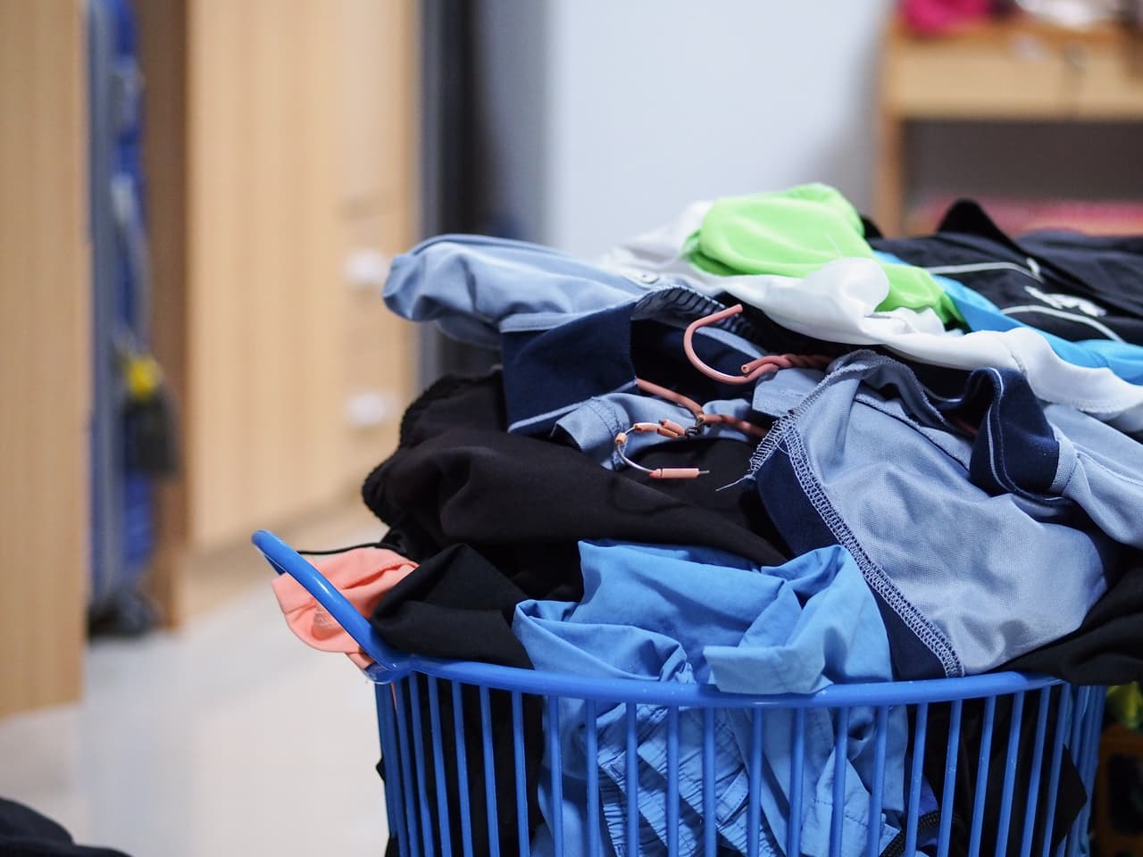 La tarea puede ser un poco más sencilla si tienes un contenedor de ropa sucia y devuelves al clóset cada prenda que sacas y decides no usar. Las prendas sucias en el cesto, y la ropa limpia en el armario, como debe ser.