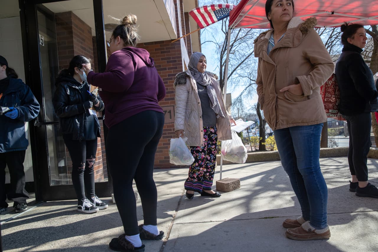 Para ello muchas veces tienen que hacer largas colas, en las que no siempre todo el mundo toma todas las medidas, a pesar de que suele haber asesoramiento y control de la Guardia Nacional, como en este centro comunitario de WestCop, en New Rochelle, Nueva York.