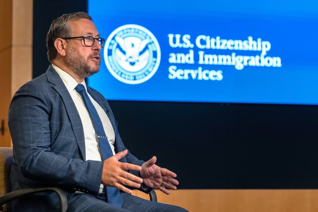 El director de los Servicios de Ciudadanía e Inmigración (USCIS), Joseph B. Edlow, habla durante una entrevista con Associated Press en la sede de la agencia el lunes 8 de septiembre de 2025, en Camp Springs, Maryland.