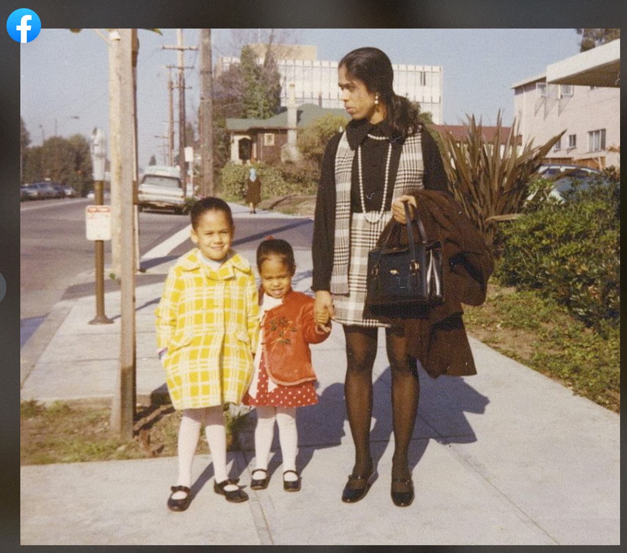 “Mi madre tenía mucha intención de criar a mi hermana Maya y a mí como mujeres negras fuertes”, escribió la senadora junto a esta fotografía. El padre de la senadora, Donald Harris, fue un hombre negro inmigrante de Jamaica y profesor de economía en la Universidad de California en Berkeley.