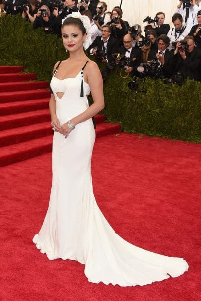 Uff! Selena Gomez lució muy guapa en blanco.