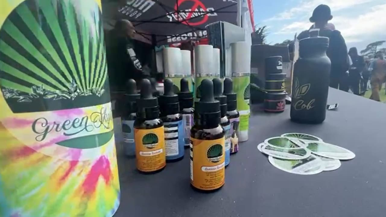 “Nos ayuda a sacar nuestro nombre, a darnos a conocer, a que conozcan lo que vendemos, dijo Connie Paniagua.
<br>