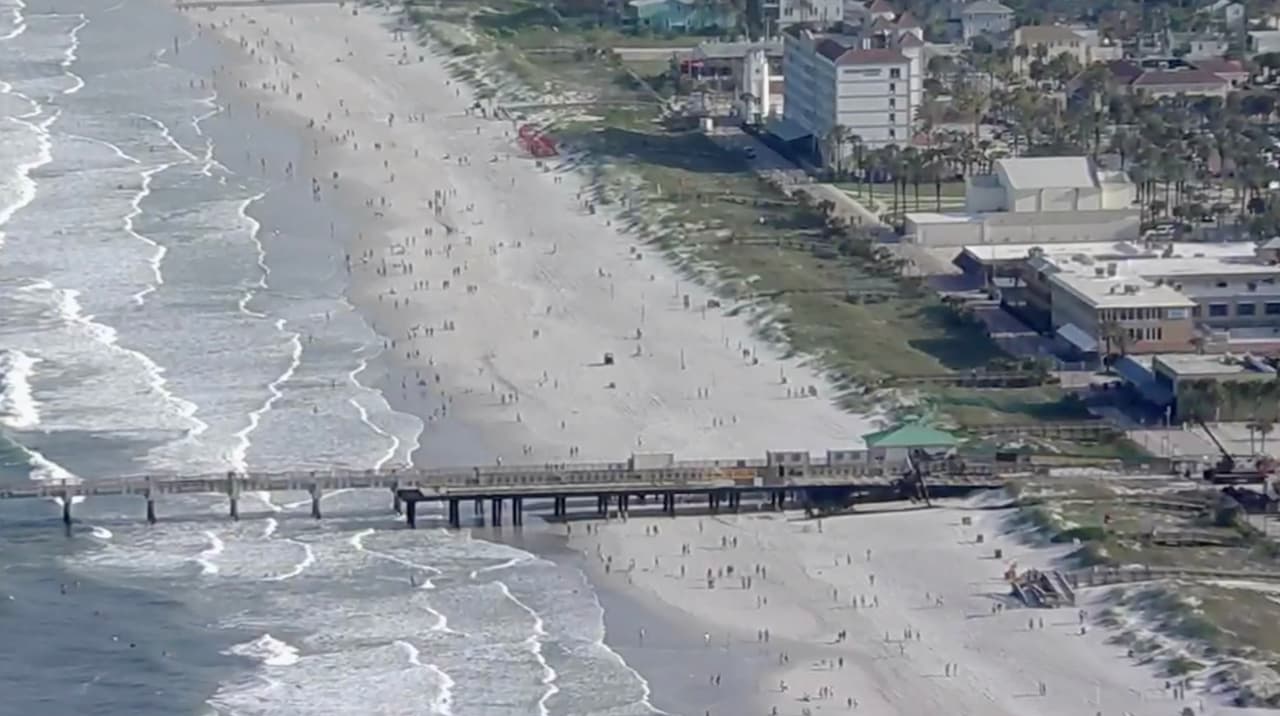Decenas de personas llegan a las playas que reabrieron en Florida a pesar de los 25,269 casos de coronavirus