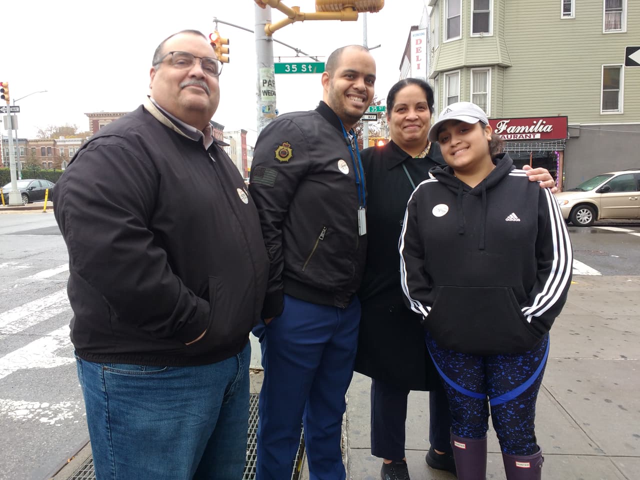 Nilca Mojica (segunda de derecha a izquierda) junto a su familia en el centro de votación.