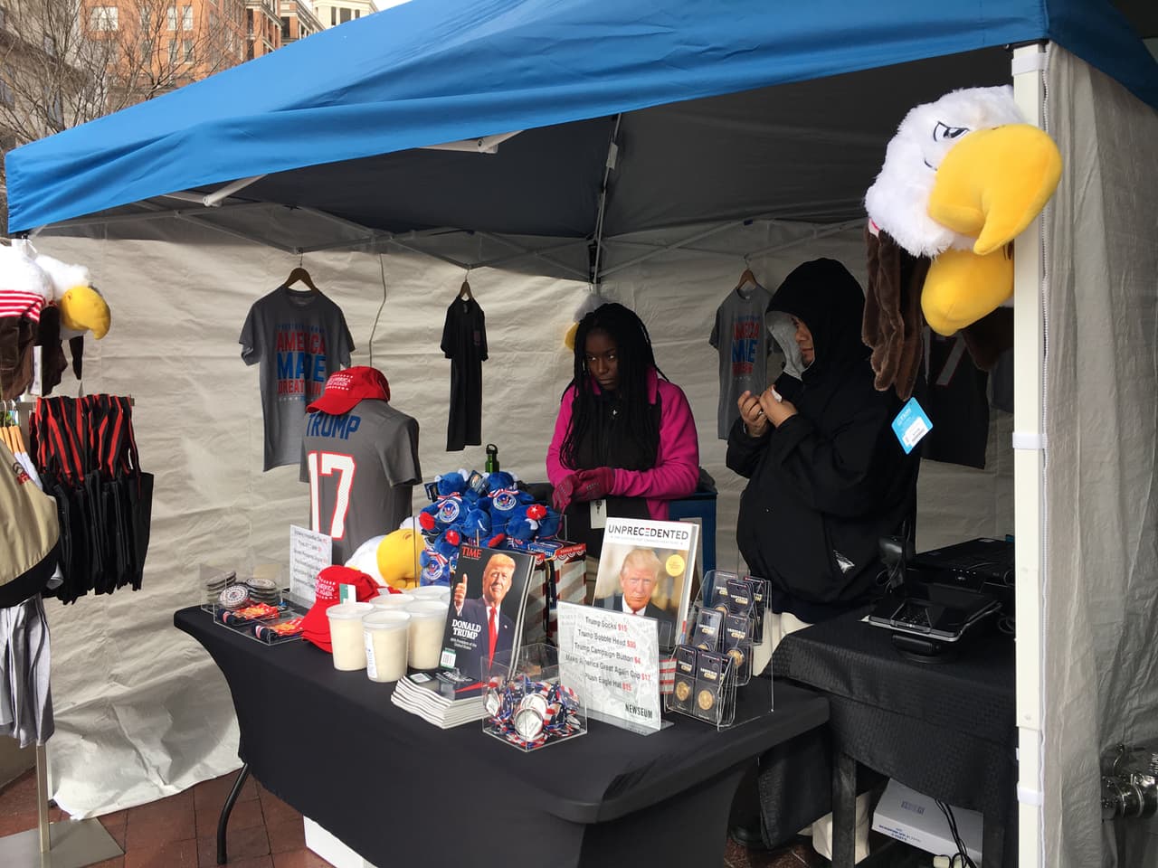 También hay tiendas callejeras montadas por estos días en la ciudad aprovechando la afluencia de personas que asisten a la ceremonia.