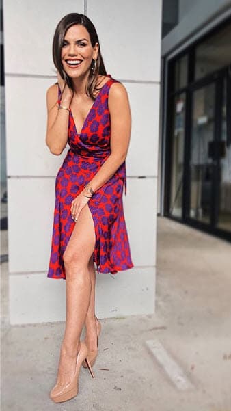 Karina estaba muy contenta con su vestido y hasta 'jugó' a posar como modelo.