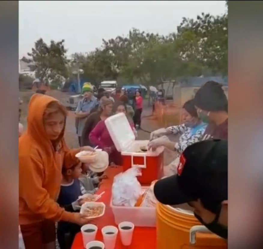 Michael, un supervisor de educación especial, acepta que el esfuerzo no se limita al aspecto físico sino también emocional, sobre todo en estos tiempos de pandemia. “Me da mucha pena porque cuando llegamos
<b>los <a href="https://www.univision.com/temas/ninos">niños</a> pequeños nos saludan emocionados y nos quieren abrazar”</b>, dice con tono afligido por no poder darles un abrazo que les sepa a consuelo.
<br>