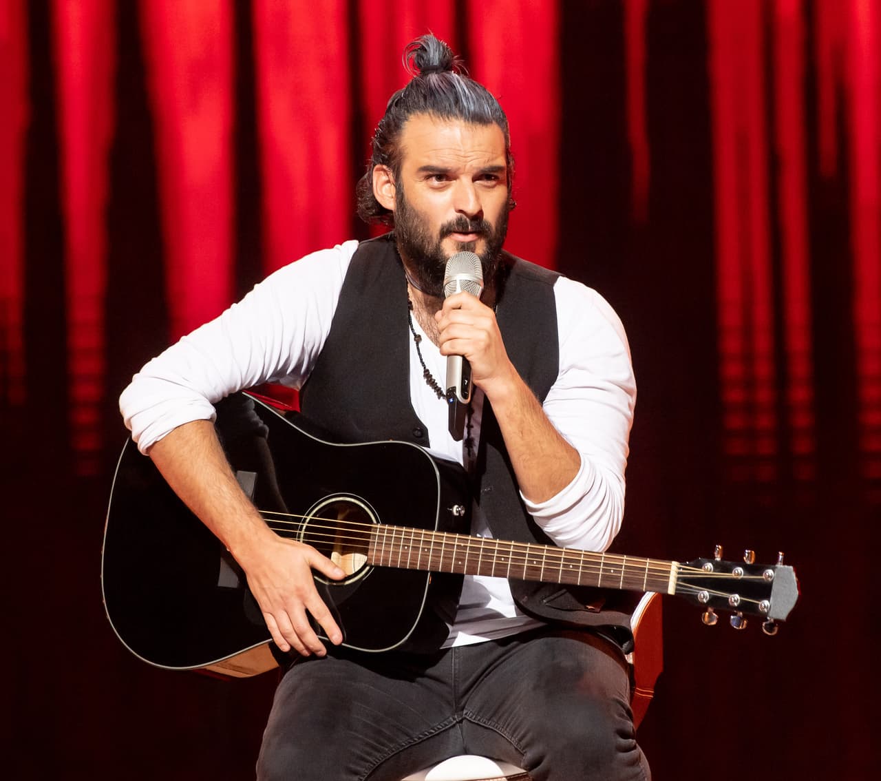 Verónica Linares se enfrentó al aspirante misterioso Sebastián Alarcón, un imitador chileno de Ricardo Arjona que además de hacer reír a los jueces con sus frases los puso a bailar con un reggaetón. Los jueces volvieron a dar el triunfo en la disciplina a la imitadora de Rocío Dúrcal y decidieron salvar a Luigui Jesús.