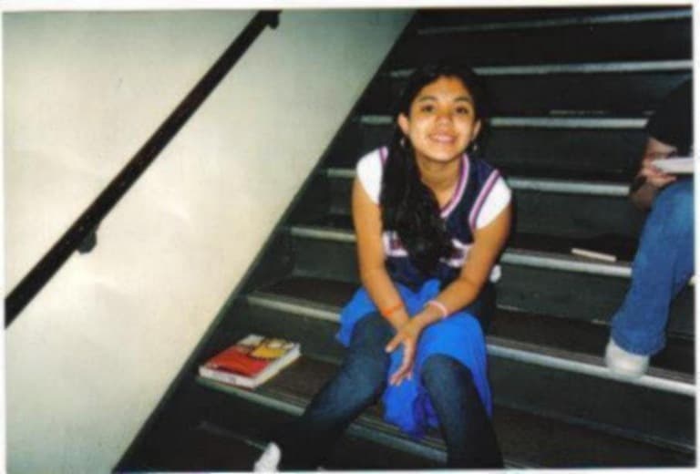 Alexandra Anaya. El FBI busca información que ayude a esclarecer la desaparición y muerte de Alejandra, de 13 años y a quien le decían de cariño ‘Alex’.
<br>
<br>El Buró ofrece una recompensa de 10,000 dólares. Su desaparición fue reportada el 13 de agosto de 2005. Se cree que durante la madrugada ella salió de su casa en Hammond, en el estado de Indiana. “Tres días después, el torso de Alex fue recuperado flotando en el río Little Calumet”, informa la dependencia.
<br>
<br>La adolescente llevaba una cadena de oro con un medallón religioso redondo. Tenía el cabello y ojos color café, pesaba 125 libras y su estatura era de 5 pies y una pulgada (1.55 metros). En la imagen que se difunde sobre este caso se le observa sonriente, sentada en las escaleras de una escuela.