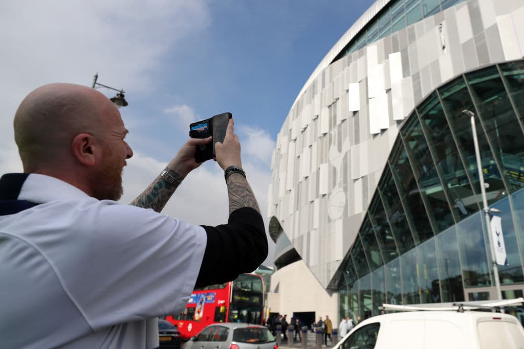 El Tottenham oficialmente inauguró su nuevo estadio, construido a un costo de 1000 millones de libras esterlinas (unos 1300 millones de dólares).