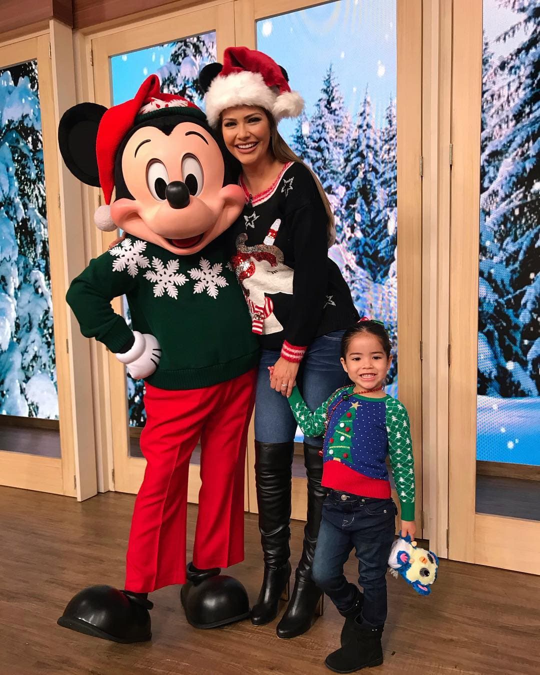Mickey también se ha presentado en estudio de Despierta América para saludar a los televidentes y a la familia del programa. En las fiestas decembrinas del 2018, Giulietta no perdió la oportunidad de abrazarlo y acompañó a su mami al trabajo.