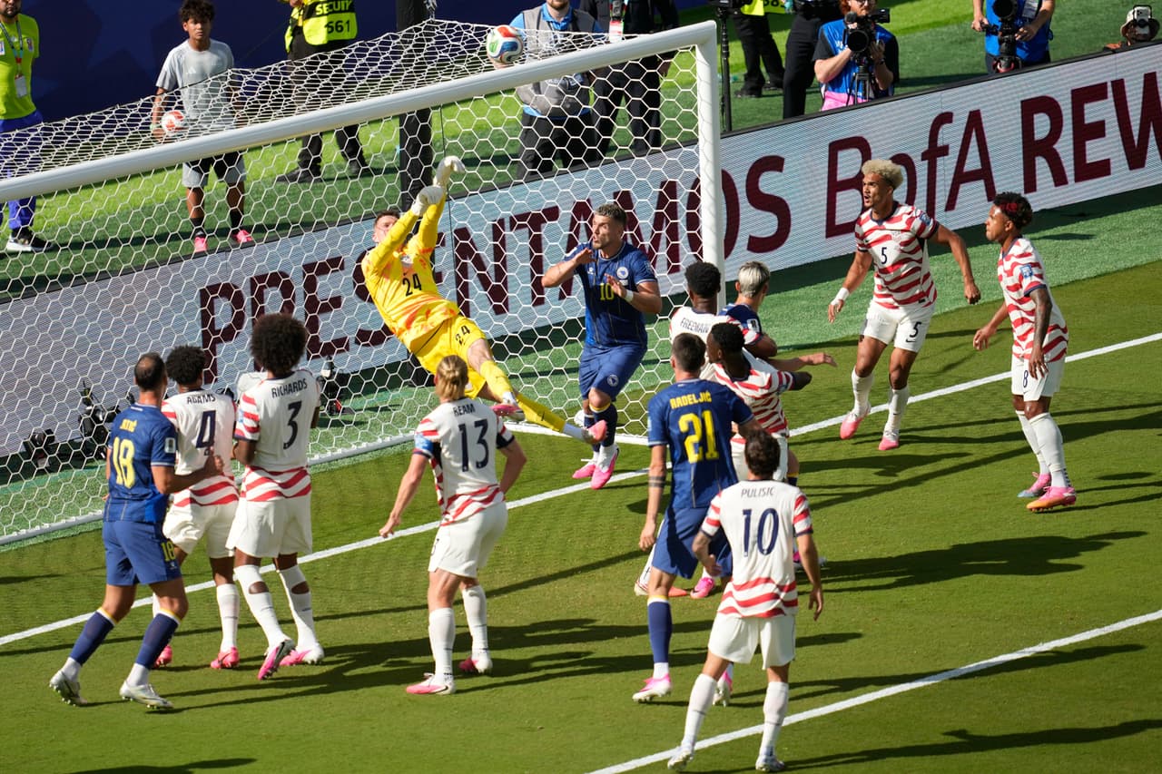El portero de Estados Unidos, Matt Freese (24), despeja el balón de un puñetazo durante el partido de dieciseisavos de final de la Copa del Mundo entre Estados Unidos y Bosnia en Santa Clara, California, cerca de San Francisco, el miércoles 1 de julio de 2026.