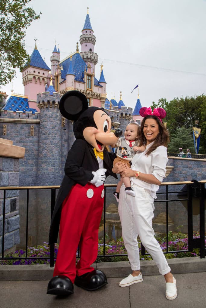 La consagrada actriz, Eva Longoria, transmitiendo la admiración por Mickey a las generaciones venideras.