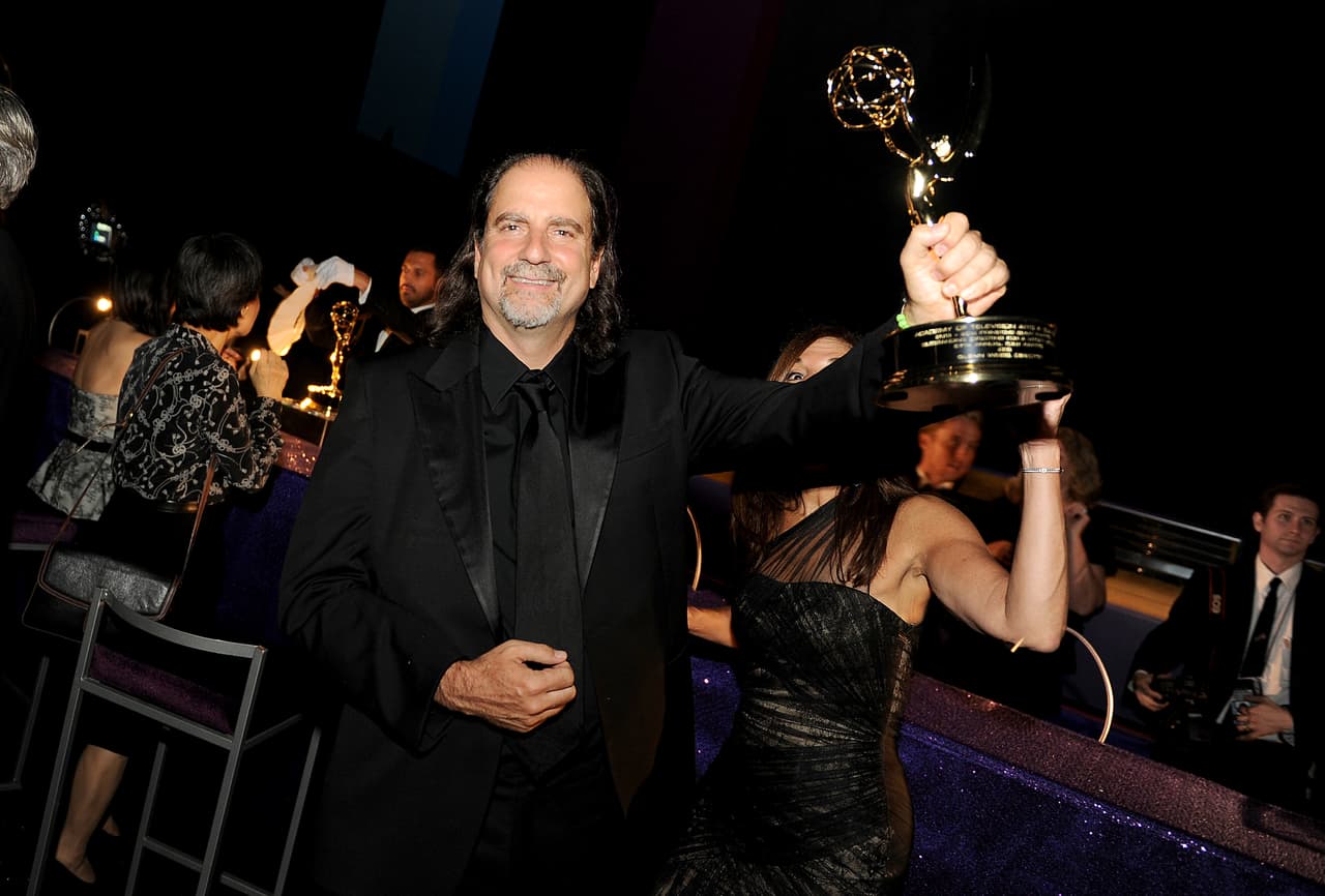 Por su trabajo, también ha obtenido 12 premios Emmy, tres de los más recientes son por su trabajo en los Oscar.