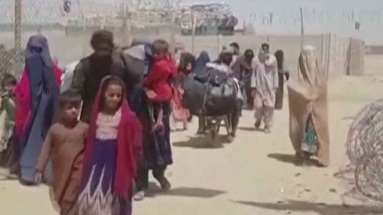 <b>En video: Para los afganos que no pueden escapar por avión, estos peligrosos caminos por tierra son su última posibilidad</b>
<br>
<br>Mientras miles de afganos evacuan por aire, otros huyen por las fronteras terrestres en busca de una salida a la crisis humanitaria y política que se desencadena en Afganistán. La agencia de refugiados de la ONU estima que al menos medio millón de afganos serán desplazados de su país en el transcurso de los próximos meses.