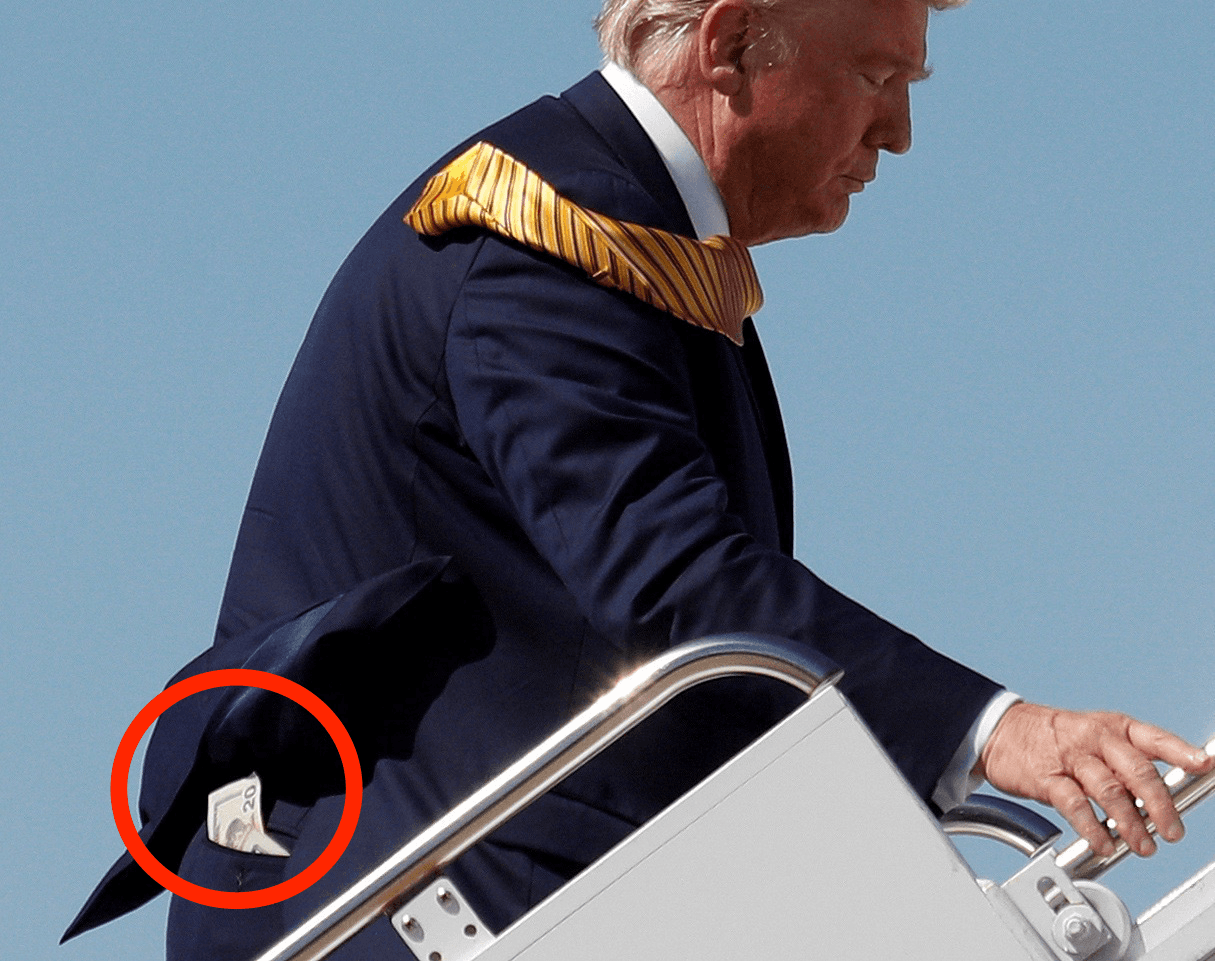 El presidente, Donald Trump, aborda el Air Force One. De su bolsillo trasero del pantalón asoman lo que parecen ser billetes de $ 20 dólares.