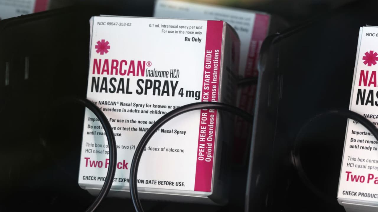 Conductores de autobuses en Arvin llevan kit de Narcan para actuar en casos de sobredosis de fentanilo