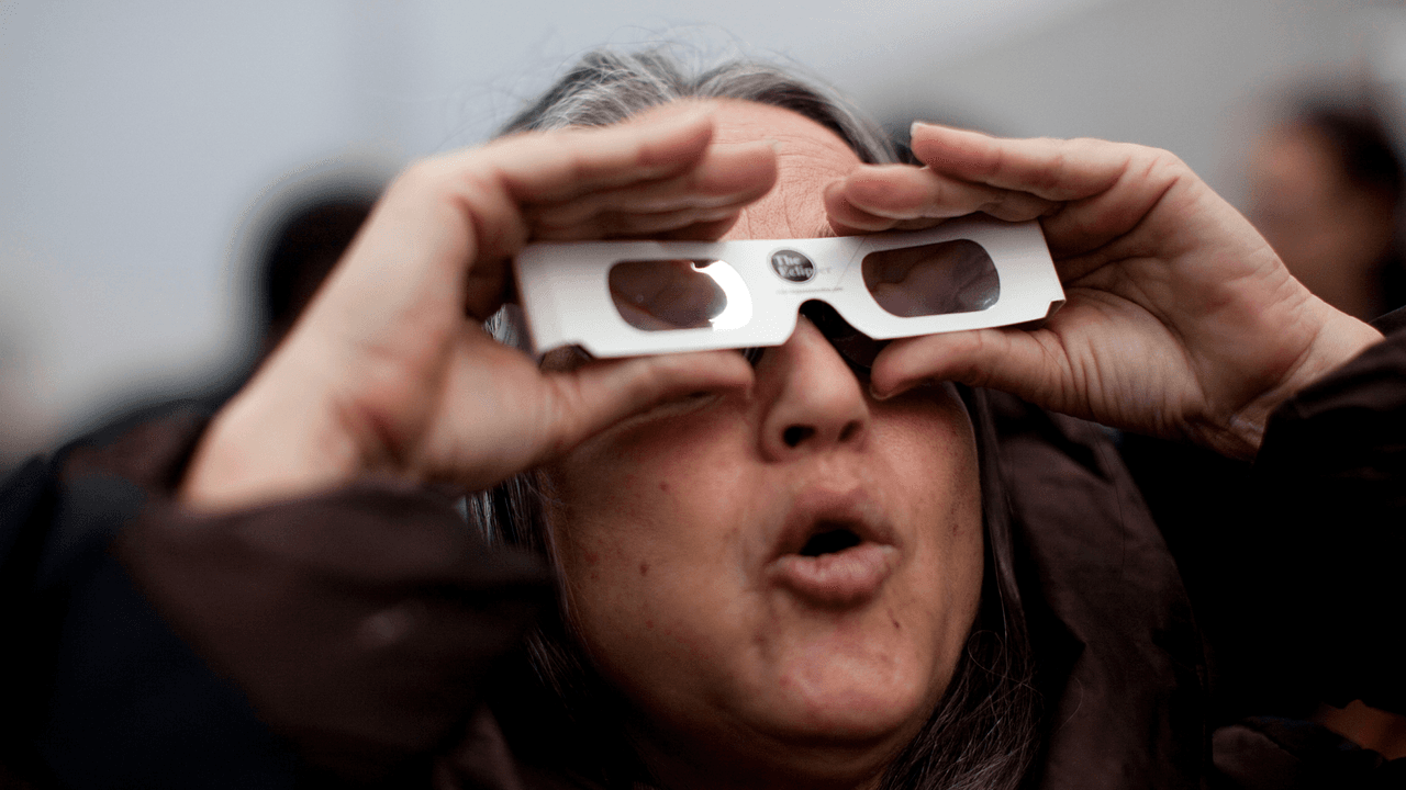 Lista de lugares donde puede dejar los lentes el eclipse solar 2024 en Chicago