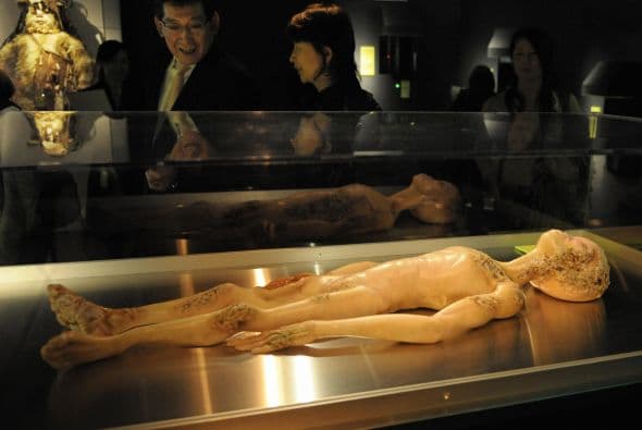 1. La autopsia alienígena Roswell. Una supuesta nave extraterrestre se estrelló en Roswell, Nuevo México en julio de 1947. Tras el hallazgo, supuestos investigadores se filmaron haciendo una autopsia al cuerpo de un extraterrestre que murió tras la colisión de su nave con la tierra. El video fue presentado por un productor cine en 1995. Sin embargo, más tarde se supo que solo se trató de un muñeco.