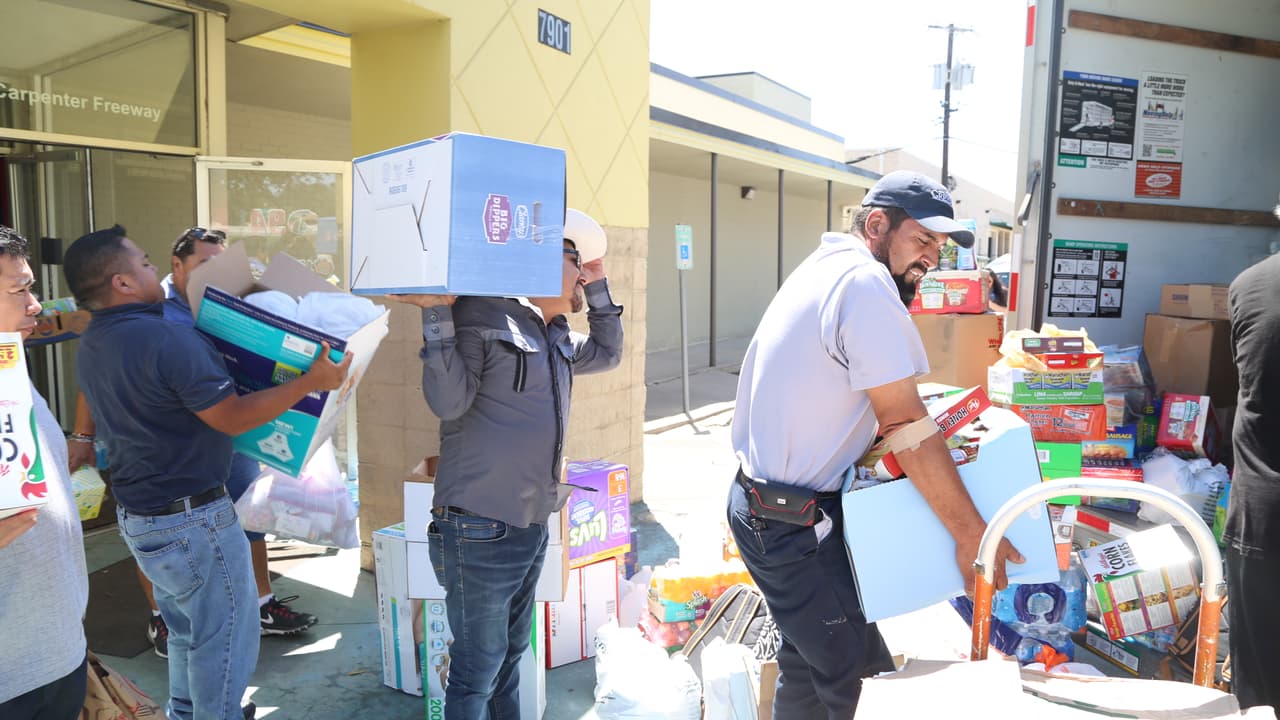 Así se cargo el camión con ayudas para los damnificados en Houston por radioescuchas y 'El Bueno, La Mala y El Feo'.