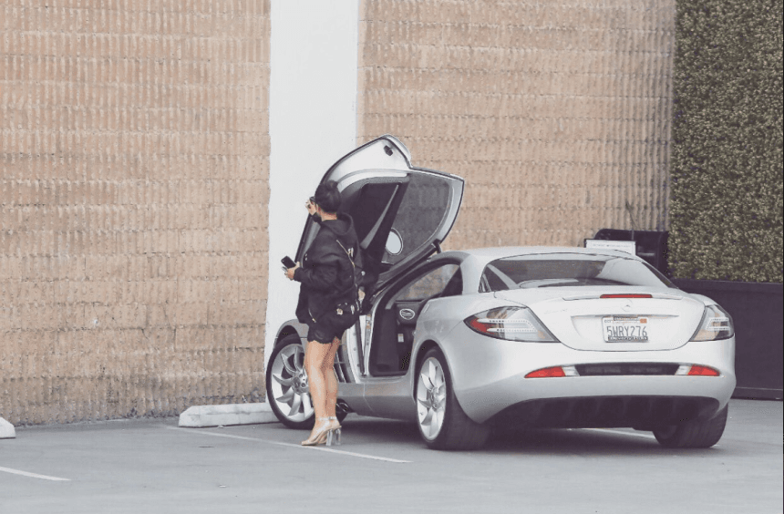 <h3 class="cms-h3-H3">Kim Kardashian - Mercedes-Benz SLR McLaren</h3>
<br>
<br>La predilección de Kim Kardashian por los autos de Mercedes-Benz es evidente y notoria. Prueba de ello es que por varios años se ha permanecido fiel a su 
<b>Mercedes-Benz SLR McLaren </b>un modelo que la casa alemana desarrolló con el fabricante/escudería de formula 1 ingles en 2003 para celebrar su colaboración en las pistas de carreras. El SLR dejó de ser producido en 2011 y hoy es un codiciado modelo de colección. Entre otras famosas estrellas de reality que han sido dueñas de este portento automotriz se encuentra el actual presidente de Estados Unidos 
<b><a href="http://www.univision.com/noticias/autos-y-famosos/conoce-a-los-integrantes-del-millonario-garaje-de-donald-trump-fotos" target="_blank">Donald Trump</a></b>. El precio del SLR rondaba los 450,000 dólares.