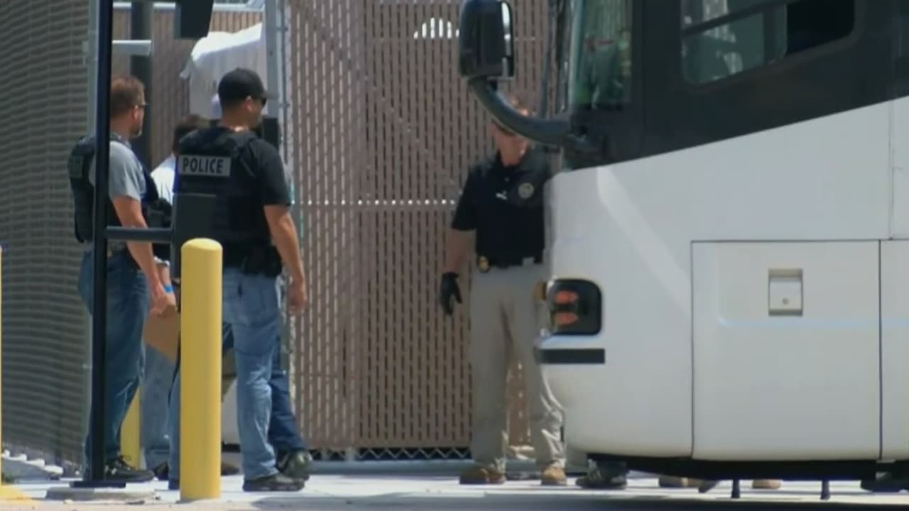 Retrasos en citas de asilo dejan en riesgo de detención por ICE a familias en EEUU: entrevista