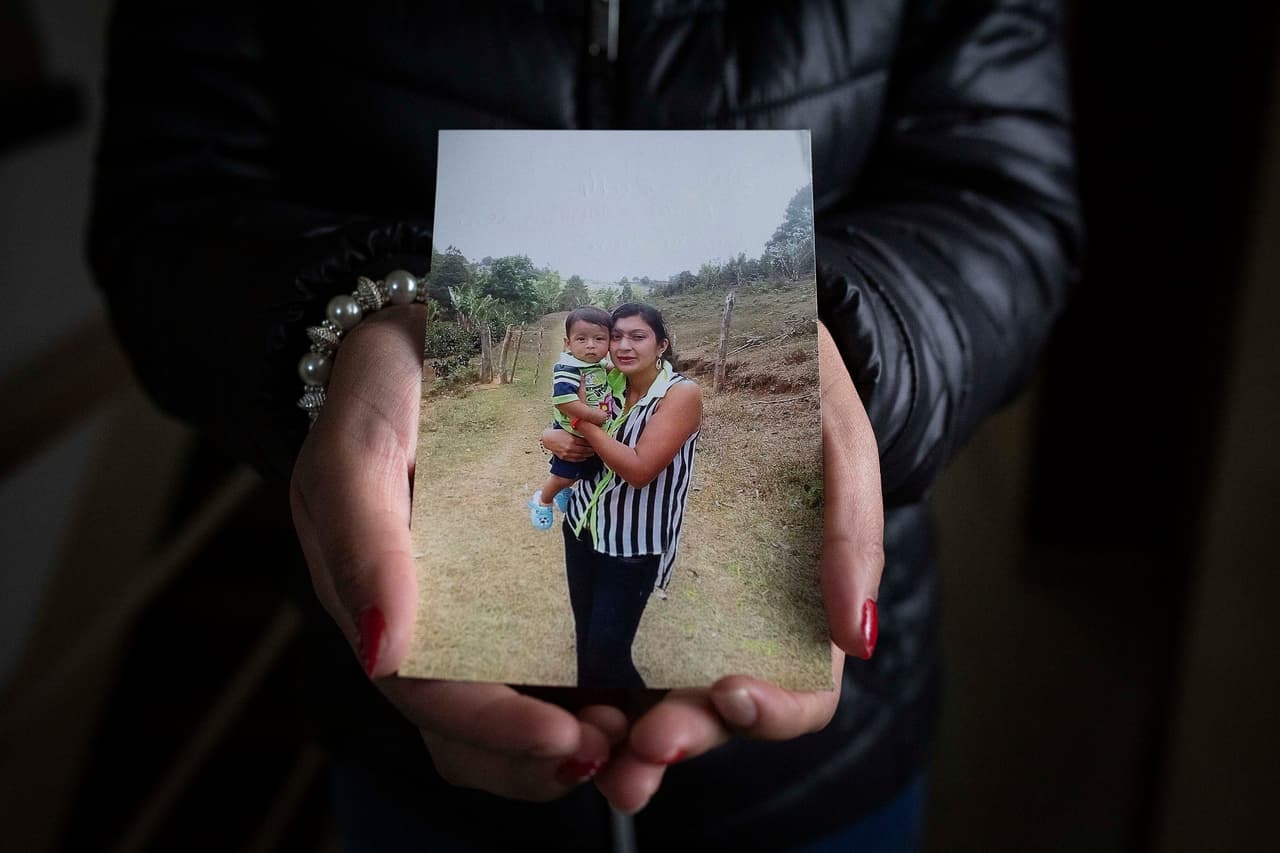 La joven hondureña vivía en El Salvador y huyó de su pareja quien empezó a andar con las Maras. Se refugió en una iglesia y pudo volver a su país y tomar un vuelo hacia España. La foto de su hijo es una de sus pertenencias más valiosa. La guarda dentro de su Biblia.
