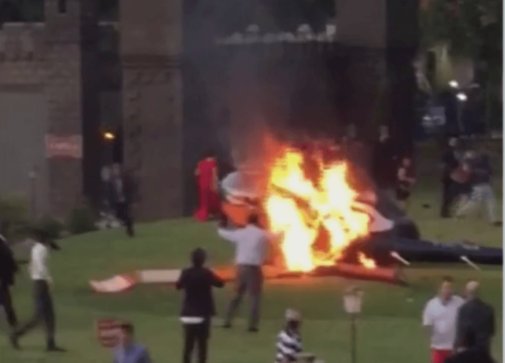 El helicóptero que llevaba a una novia se estrella, pero ella decide seguir con la boda