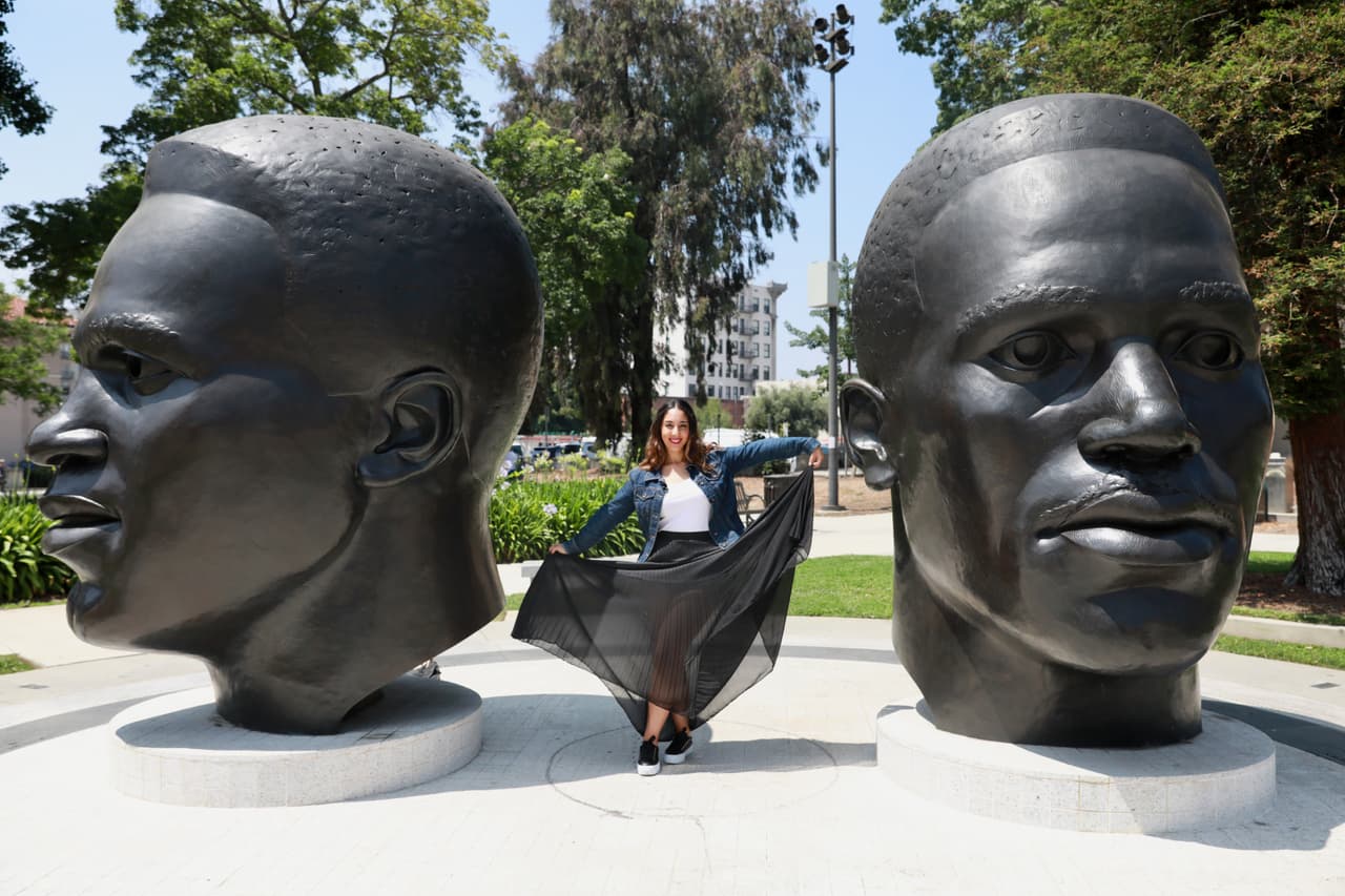 En 
<b>Pasadena</b>, la locutora tuvo la oportunidad de visitar las estatuas de 
<b>Jackie y Mack Robinson</b>, deportistas que la ciudad reconoció por su logros en las grandes ligas de béisbol y las olimpiadas, respectivamente.