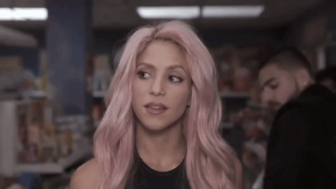 Para la grabación del videoclip de 'Chantaje' (que canta con Maluma), Shakira cambió su imagen al lucir su larga caballera en un tenue color rosa.