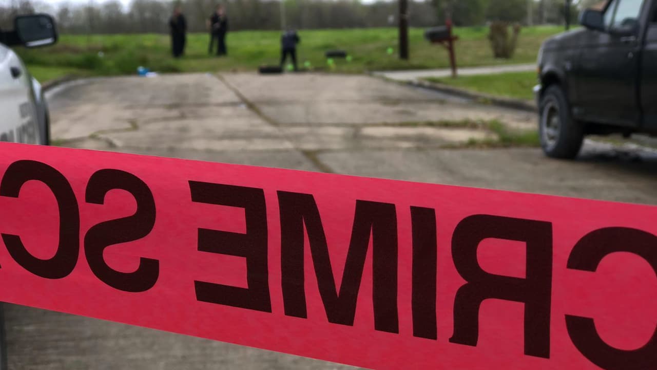 El área donde se produjo el hallazgo se encuentra acordonada. Los investigadores están tomando fotografías y recogiendo otras pistas del lugar donde se supone que entró el vehículo que se deshizo del cuerpo.