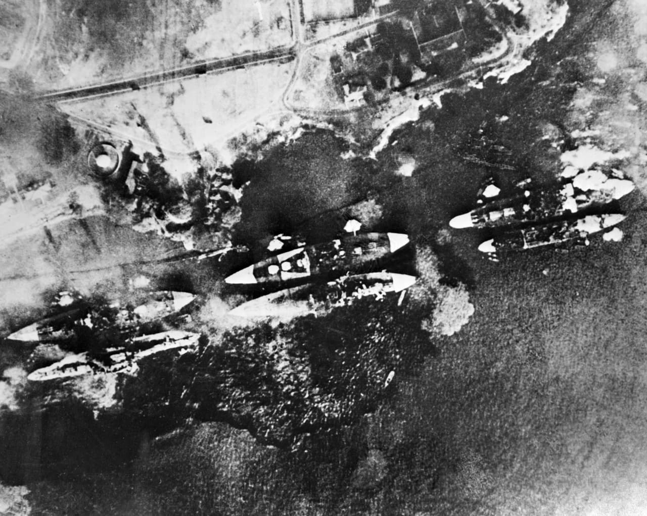 Los japoneses perdieron 29 aeronaves y cinco submarinos y sufrieron 65 bajas militares entre muertos y heridos. Vista aérea de la Flota del Pacífico consumida por las llamas, luego del ataque japonés.