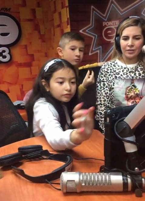 Panini celebró su cumpleaños trabajando, aunque estuvo muy bien acompañada en la cabina de radio por Sara Valentina (
<b>hija de Karla Luna </b>y
<b> Américo Garza) </b>y su hijo Gabriel.
<br>