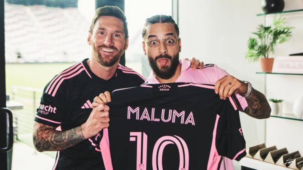 Maluma se emociona por conocer a Messi, quien le obsequia su playera
