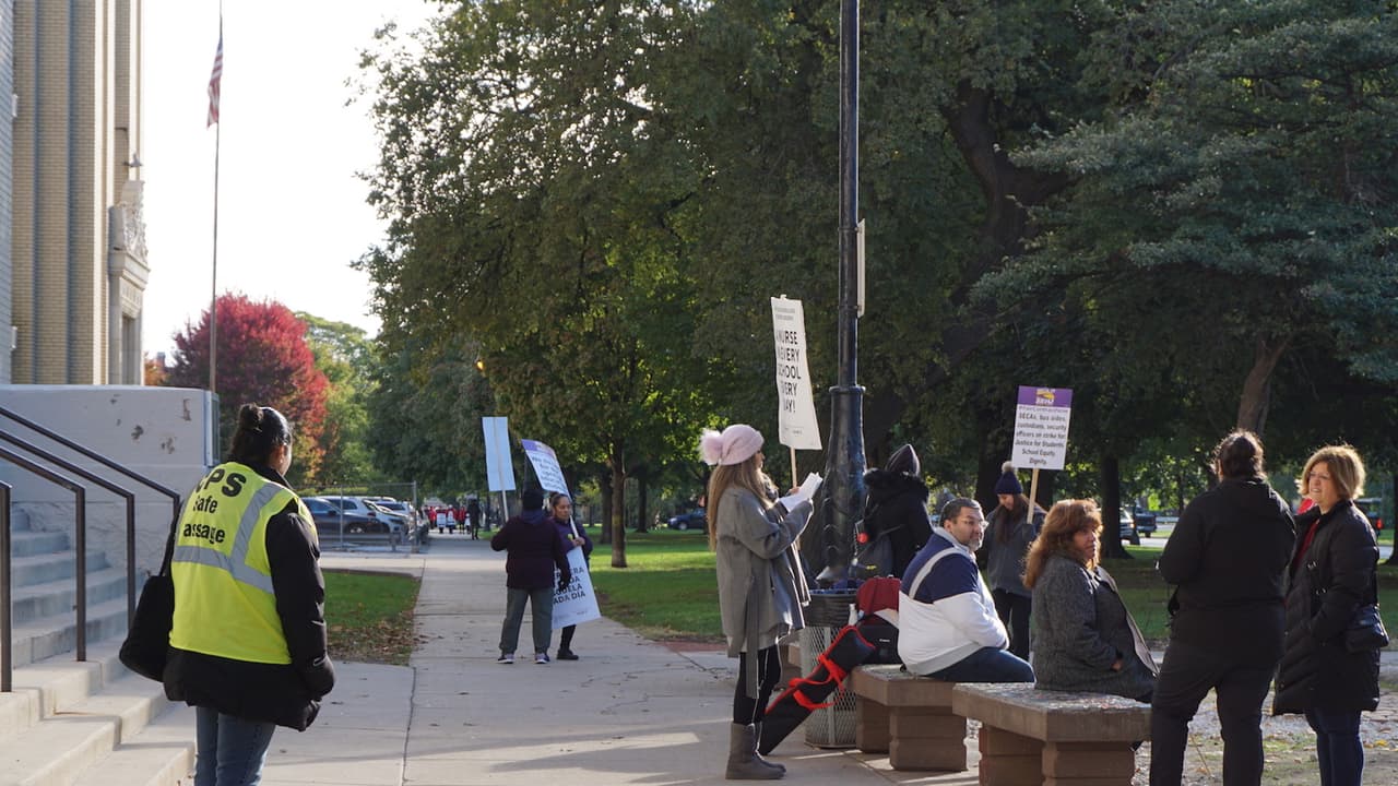 Esto es lo que podría pasarle a un maestro si cruza la línea de protesta