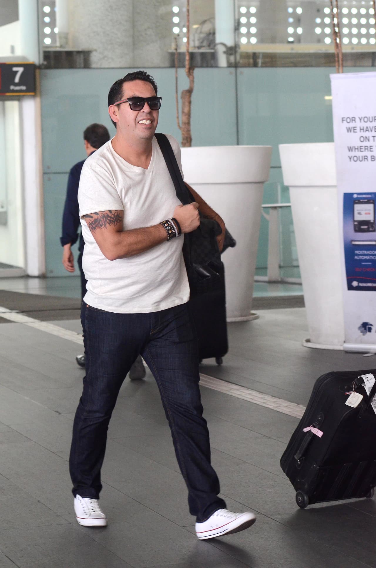 "Muy bonito, 
<b>estoy muy contento</b>, estamos muy felices todos, mis hijos están felices, ahí viene otro primo en camino, 
<b><a href="https://www.univision.com/famosos/anahi-no-fue-quien-escogio-el-nombre-de-su-segundo-hijo-tampoco-su-esposo-manuel-velasco-fotos" target="_blank">se llama Emiliano</a></b>, qué felicidad", dijo D'Alessio, quien está casado con Marichelo Puente, hermana de Anahí.