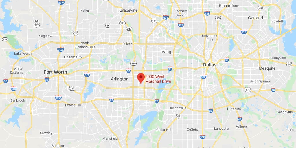 Equipos de bomberos batallan contra un gran incendio en una planta industrial en Texas