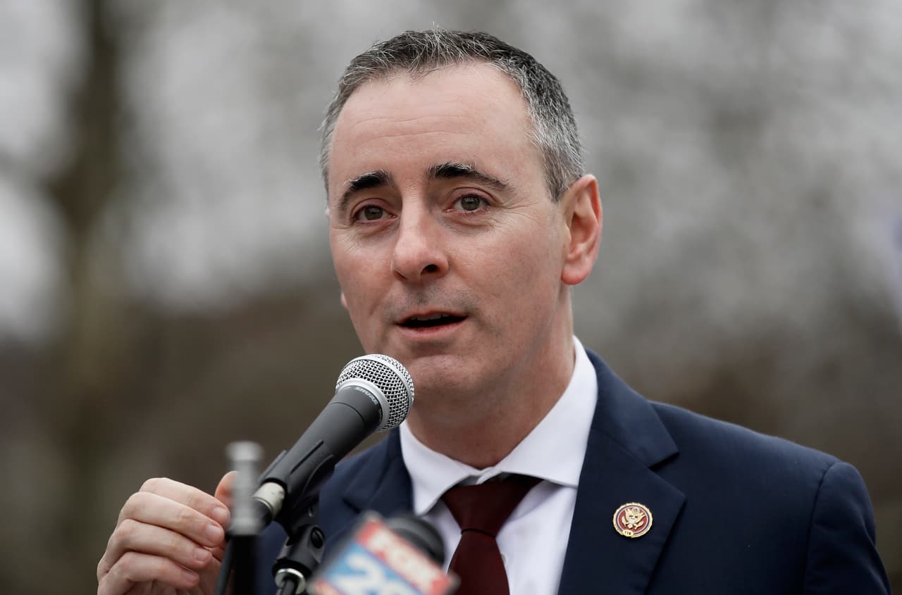 Taylor Greene recibió otro voto en contra de parte de su compañero de partido 
<b>Brian Fitzpatrick</b>, representante por Pennsylvania. Antes de la votación, el líder republicano en la Cámara Baja, Kevin McCarthy, intentó hacer restar fuelle a la polémica. "Déjenme ser claro, dijo. "Los comentarios de Greene como ciudadana privada no representan los valores de mi partido. Como republicano, como conservador y estadounidense, condeno esas visiones inequívocamente", dijo McCarthy.
