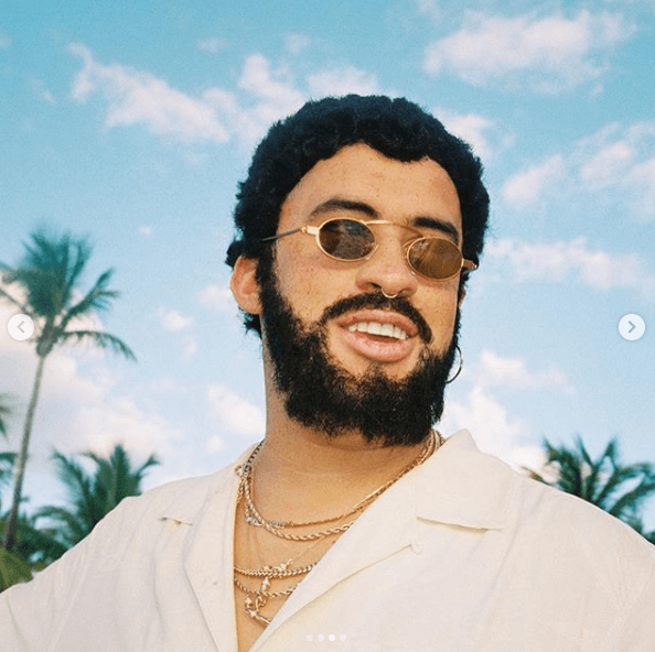 <b>1. Bad Bunny:</b> Sus publicaciones siempre son muy ocurrentes. Ejemplo de ello son toda las veces en las que se ha disfrazado, como ésta, en la que se puso cabello y barba postizos, fue toda una sensación.