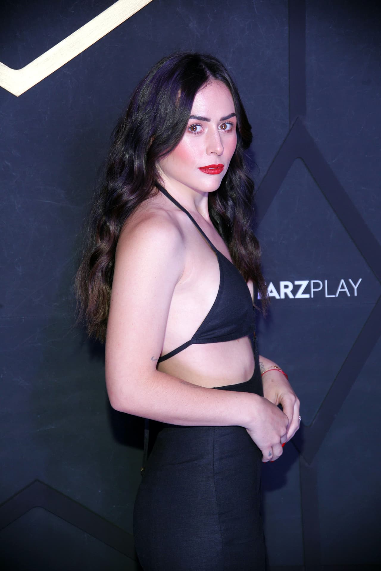 La actriz de 'Mi marido tiene más familia' se negó a hablar de los pormenores de la emotiva ceremonia que tuvo su hermana en la playa.