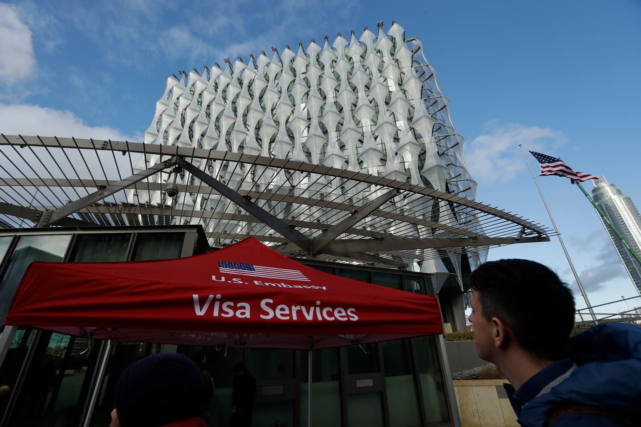 El arquitecto James Timberlake, responsable del diseño, dijo a CNN que la estructura cumplía estrictos requisitos de seguridad y que el reluciente exterior era "una de las primeras embajadas de cristal en el mundo", lo que transmitía una atmósfera "abierta y acogedora".