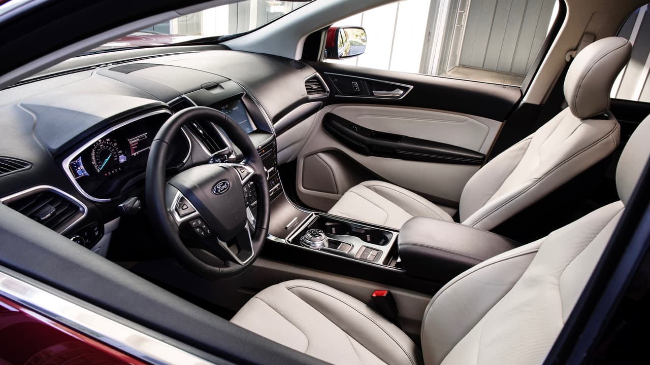 Ford no descuido la cabina de la Edge 2019. El cambios más aparente es el rediseño de la consola central la cual fue dotada de un 
<b>selector de cambios electrónico</b> 
<b>rotativo</b> para mejor utilización del espacio y la consecuente reubicación de los portavasos.